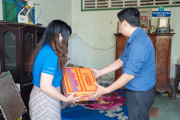 Thầy Nguyễn Hoàng Hiếu nhận quà từ công ty Phạm Nghĩa