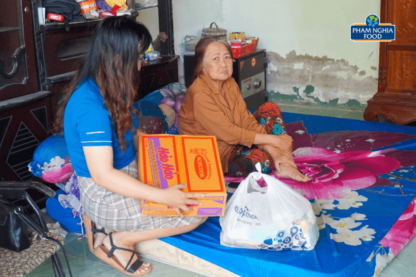 Mẹ ruột thầy Nguyễn Hoàng Hiếu tuổi đã cao và mắc nhiều căn bệnh nhưng không thể chữa trị vì không đủ khả năng chi trả