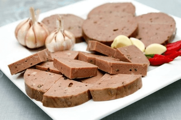 Chả bò không chỉ là món ăn ngon mà còn mang ý nghĩa sâu sắc trong văn hóa truyền thống của người miền Trung