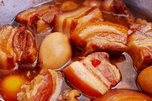 Nồi thịt kho tàu đậm đà, thơm lừng tượng trưng cho một năm mới nhiều bình an và may mắn