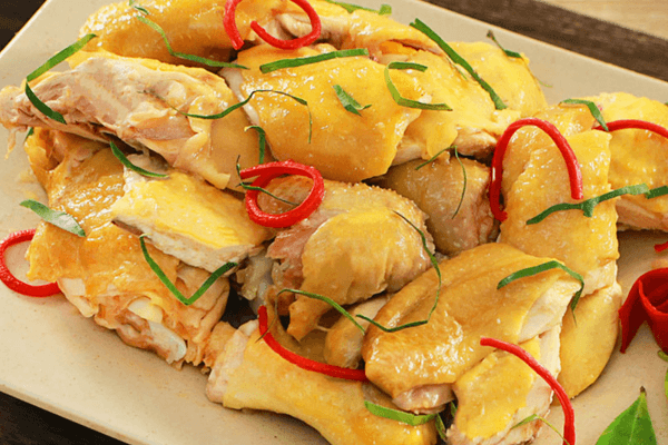 Đĩa gà luộc vàng ươm hút mắt sẽ dễ dàng tạo được thiện cảm với những vị khách quý khi đến thăm nhà vào dịp tết