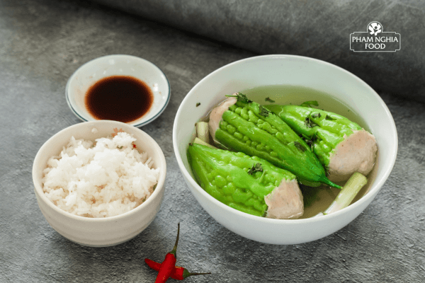 Canh khổ qua dồn chả cá mang ý nghĩa đón chào một năm mới bình an, hạnh phúc và xua đi những phiền muộn của năm cũ.