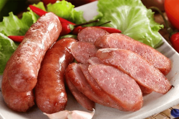 Lạp xưởng là món ngon dễ ăn và thường được dùng làm mồi nhắm trong các cuộc vui ngày tết