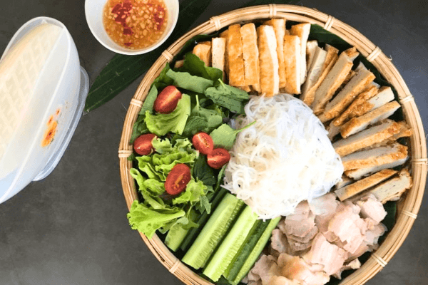 Bánh tráng cuốn chả cá thát lát có vị thơm ngon, dai giòn, đậm đà của chả cá thát lát tươi
