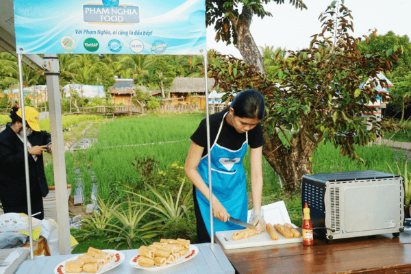 Chuyện tử tế tập 11 nhà Phạm Nghĩa mang hơn 200 ổ bánh mì que chả cá đến với sự kiện Xuân Yêu Thương 2024