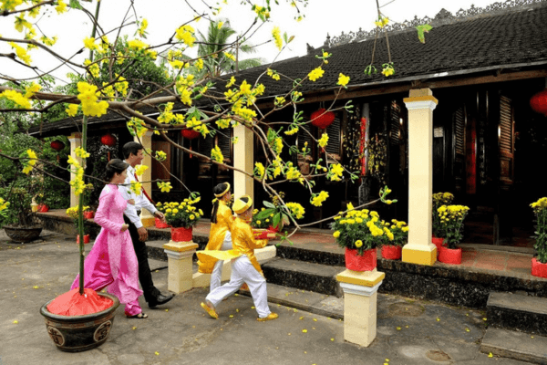 Tết đến, đứa trẻ nào cũng mong được quây quần cùng gia đình, người thân và hưởng một mùa xuân hạnh phúc