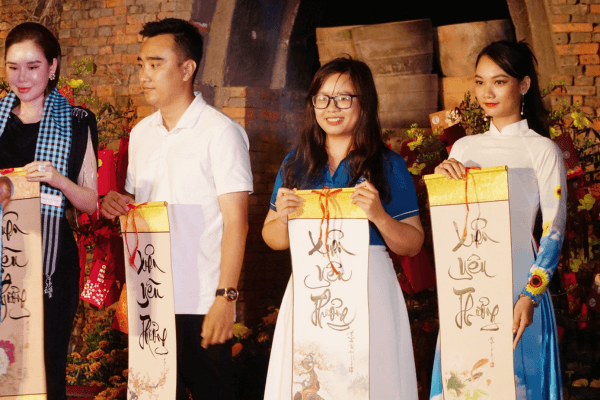 Đại diện công ty PHAM NGHIA FOOD (Áo xanh, thứ hai từ phải sang) nhận quà lưu niệm từ BTC chương trình