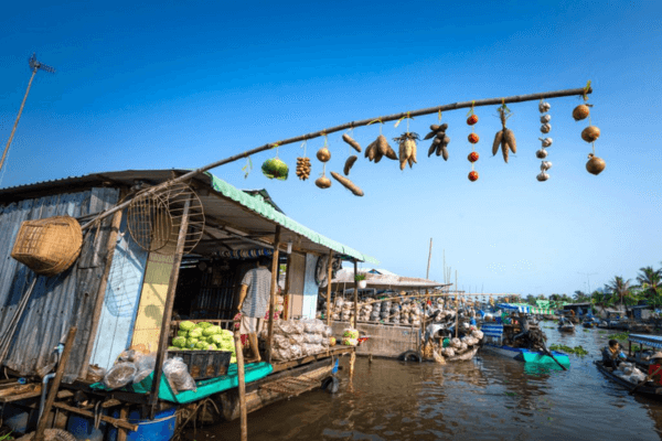 Mỗi mặt hàng được treo trên một cây bẹo riêng, giúp người mua dễ dàng nhận biết và lựa chọn