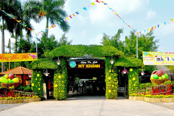 Đến với KDL Mỹ Khánh, bạn có thể trải nghiệm vườn cây ăn quả, các nhà cổ, ao cá, kênh rạch và nhiều trò chơi dân gian thú vị