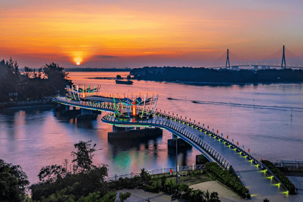 Hoàng hôn lãng mạn trên Cầu Đi Bộ bến Ninh Kiều, Cần Thơ