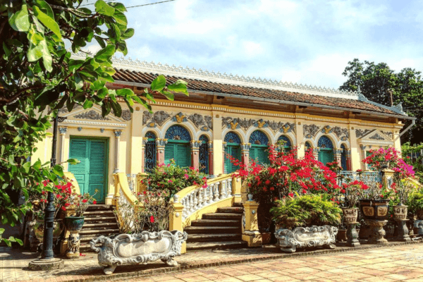 Nét độc đáo của nhà cổ Bình Thủy nằm ở kiến trúc pha trộn hài hòa giữa phong cách phương Đông và phương Tây