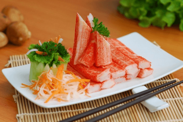 Surimi hay còn được biết đến với tên gọi thanh cua - Nguyên liệu phổ biến ngày nay được sử dụng trong rất nhiều món ăn