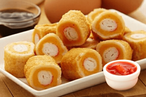 Chả cá cuộn thanh cua chiên ăn cùng tương ớt, tuy đơn giản nhưng vẫn ngon ngất ngây!