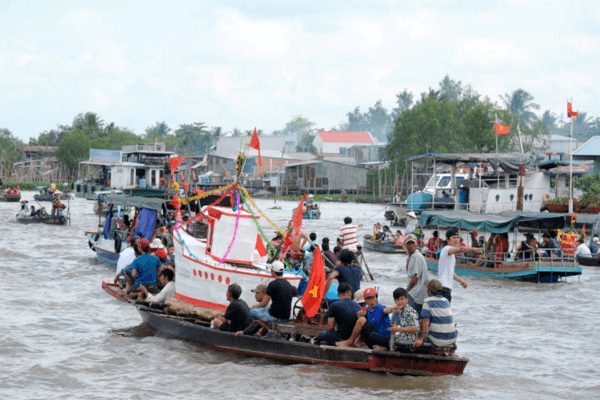 Lễ hội Tống Gió tạo nên sự hiếu kỳ cho rất nhiều du khách khi đến TP Cần Thơ (Ảnh: Báo Thanh Niên)