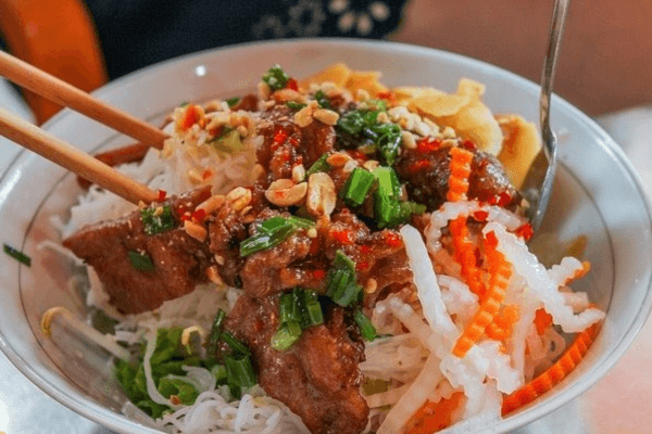 Mỗi xâu thịt đều được nướng đều tay trên bếp than hồng rực, tỏa hương thơm nức mũi, kích thích vị giác của mọi thực khách