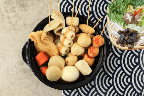 Thưởng thức một nồi lẩu kiểu Hàn ăn cùng chả cá cuộn thanh cua vào ngày mưa se lạnh thì còn gì tuyệt vời hơn