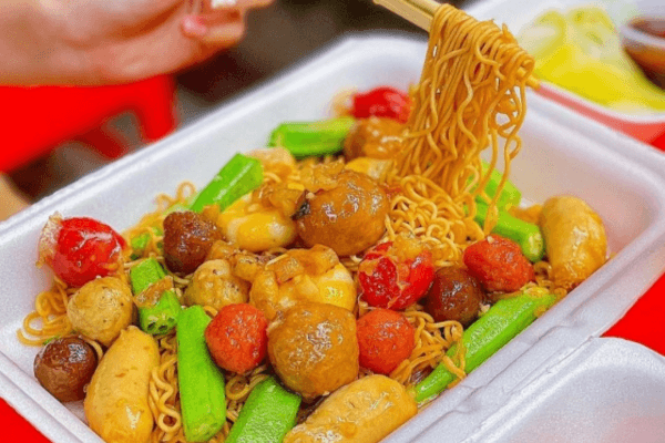 Mì xào cá viên hấp dẫn thực khách ở mọi lứa tuổi
