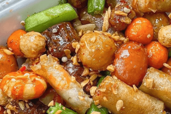 Nếu đã chán ngán cá viên thả lẩu thông thường, vậy hãy thử trổ tài làm cá viên chiên sốt mắm tỏi thử nha!