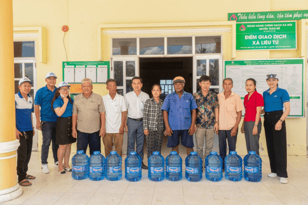 Team PHAM NGHIA FOOD chụp ảnh lưu niệm cùng các Anh, Chị đại diện các ban ngành xã Liêu Tú, Huyện Trần Đề, Tỉnh Sóc Trăng và bà con trong Chuyện Tử Tế Tập 13