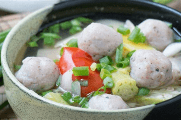Nước canh chua đậm đà, chua ngọt vừa phải kết hợp hoàn hảo với thịt cá thát lát dai và thơm sẽ khiến bạn mê mẩn!