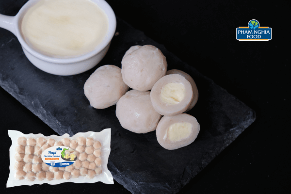 Chả Viên Thát Lát Phô Mai đã làm xiêu lòng không ít ‘’thực khách nhí’’ bởi lớp nhân phô mai béo ngậy kết hợp với lớp vỏ dai giòn bên ngoài