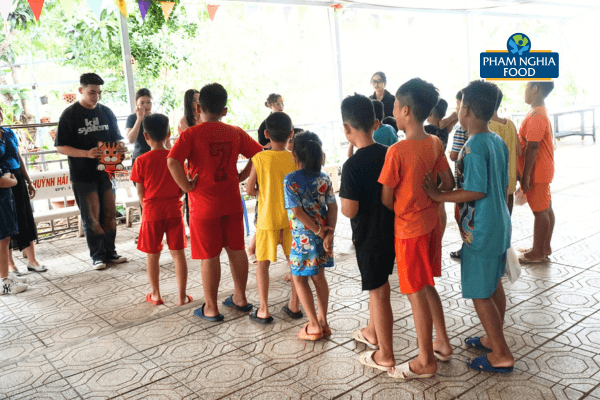 Các em nhỏ tham gia trò chơi ném bóng rổ