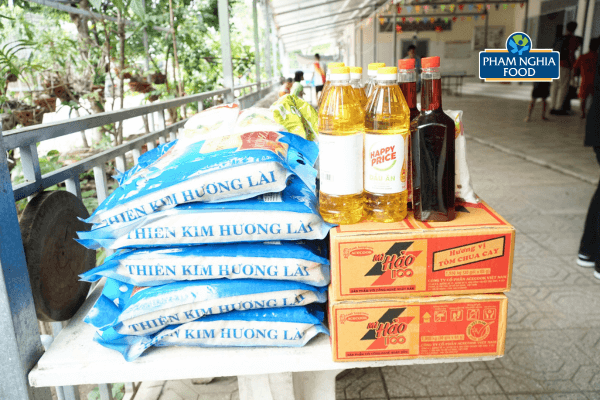 Thông qua Chuyện tử tế tập 14, PHAM NGHIA FOOD gửi đến mái ấm một số nhu yếu phẩm thiết yếu cho bữa ăn hằng ngày