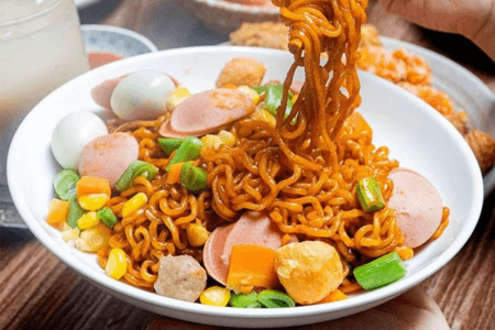 Với cách làm nước xốt trộn mì xốt tỏi ớt đơn giản, bạn đã có ngay tô mì nóng hổi, topping bổ dưỡng!