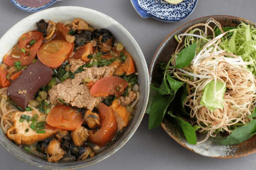 Bún riêu cua ngon trọn vị khi ăn kèm đủ topping hấp dẫn – giúp tô bún riêu thêm phong phú và đậm đà