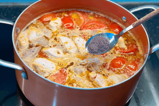 Trong cách nấu bún riêu, giai đoạn nấu nước dùng là bước quan trọng nhất – kết hợp vị ngọt từ cua, mực, tôm cho ra nồi riêu đậm đà và thơm béo