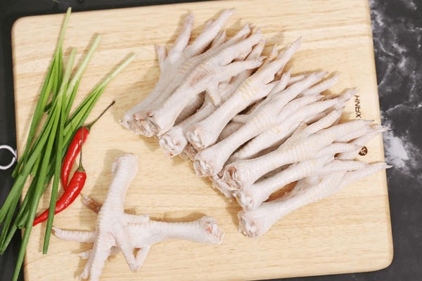Chân gà trắng hồng tự nhiên, bề mặt sạch là lựa chọn an toàn