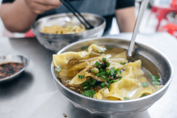 Sủi Cảo A Chảy quen thuộc với sủi cảo nhân tôm thịt đầy đặn, giá bình dân, dễ ăn.