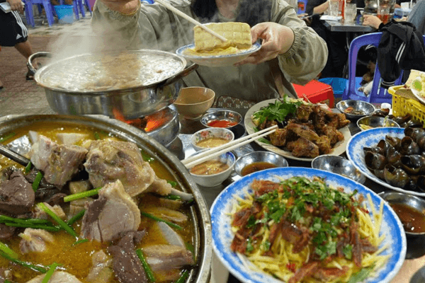 Vịt Nấu Chao Thành Giao hơn 40 năm với nồi vịt nấu chao béo thơm, nước dùng đậm vị