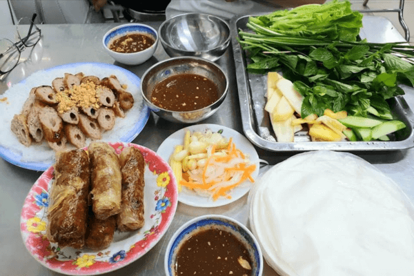 Nem Nướng Thanh Vân lâu đời với nem nướng đậm đà, nước chấm tương đặc trưng