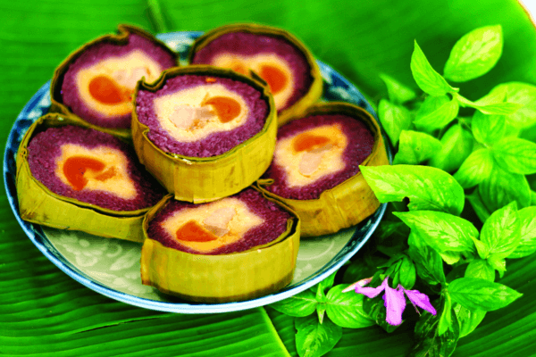 Bánh tét nhân đậu xanh thịt, dẻo thơm đậm đà hương vị 