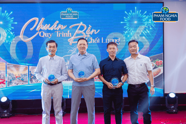 Ông Phạm Trọng Nghĩa (Áo trắng - ngoài cùng bên phải) - TGĐ công ty PHAM NGHIA FOOD trao cúp lưu niệm cho các vị BGK của cuộc thi
