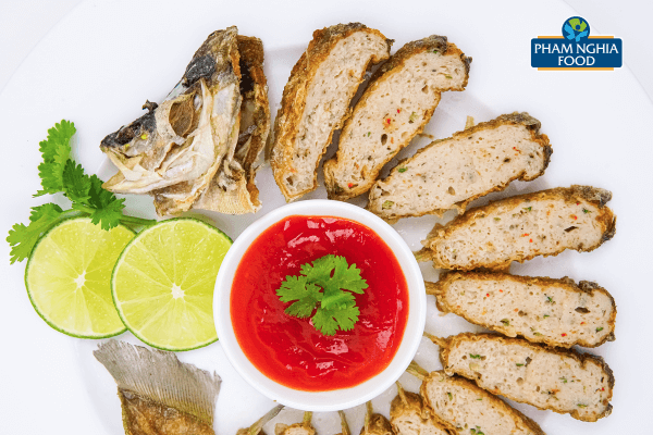 Cá Thát Lát Rút Xương Vị Hành Ớt Phạm Nghĩa Food nổi bật với vị cay nhẹ từ ớt, mùi thơm hành lá tự nhiên, thịt cá dai ngọt, dễ ăn và không lo xương dăm