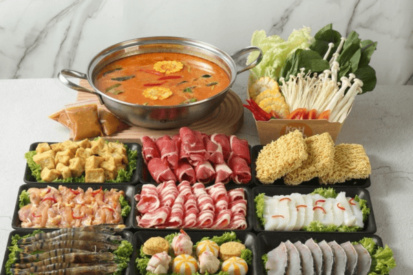 Nồi lẩu nghi ngút khói với cá, tôm và rau tươi hấp dẫn ai trong gia đình cũng đều mê khó cưỡng!