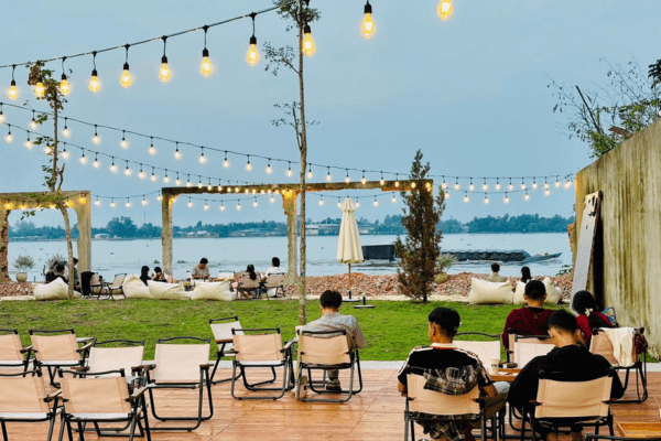 Chạm Cafe By The Art – quán cà phê view đẹp ở Cần Thơ có không gian mở, view bình minh – hoàng hôn ấn tượng và những đêm nhạc acoustic nhẹ nhàng