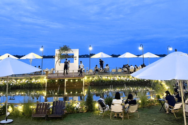 Tiệm Cà Phê Cam Ơi – quán cà phê view đẹp ở Cần Thơ nằm bên sông, gió mát tự nhiên, chill từ chiều đến tối với những đêm nhạc nhẹ