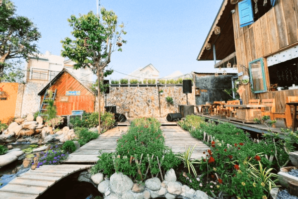 Tiệm Cà Phê Ông Quan – quán cà phê view đẹp ở Cần Thơ kết hợp chụp ảnh, ẩm thực Việt và concept decor thay đổi theo mùa, ghé là có ảnh xinh mang về
