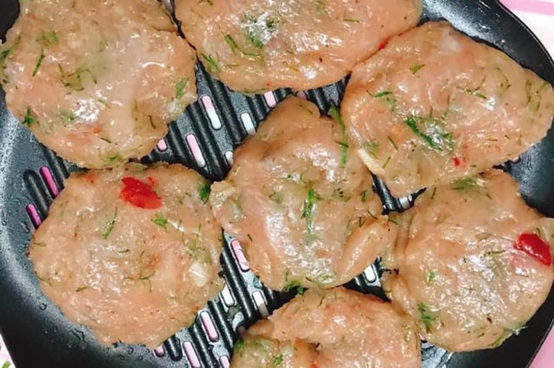 Tạo hình cho chả cá vừa ăn