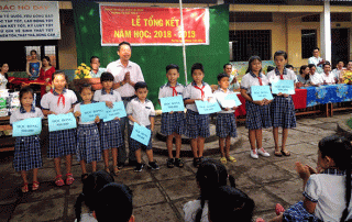 Pham-Nghia-trao-qua-cho-hoc-sinh