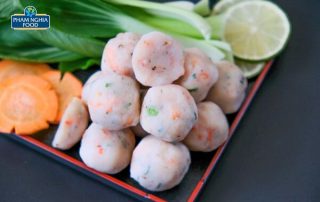 Chả tôm nguyên chất sẽ có màu sắc tự nhiên và có thể dễ dàng nhìn thấy thành phần tôm trong viên chả!