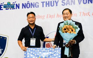 Đại diện PHAM NGHIA FOOD gửi lời tri ân và món quà lưu niệm dành tặng Đại học Cần Thơ