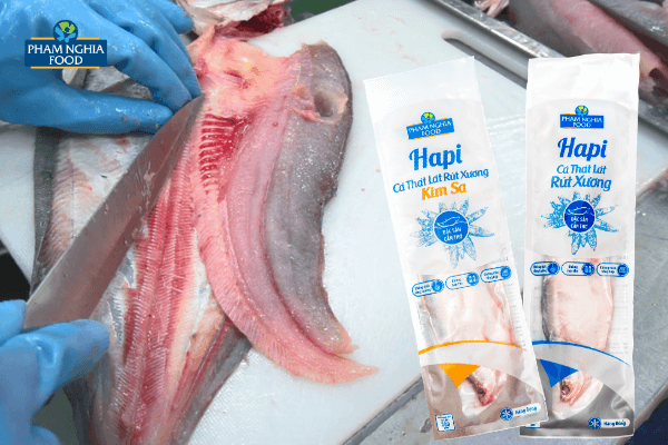 Tỉ mỉ đến từng chi tiết, cá thát lát rút xương của PHAM NGHIA FOOD được tạo ra từ những đôi tay khéo léo với nhiều tâm huyết!