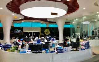 Nhân viên văn phòng đeo khẩu trang và đảm bảo an toàn giãn cách