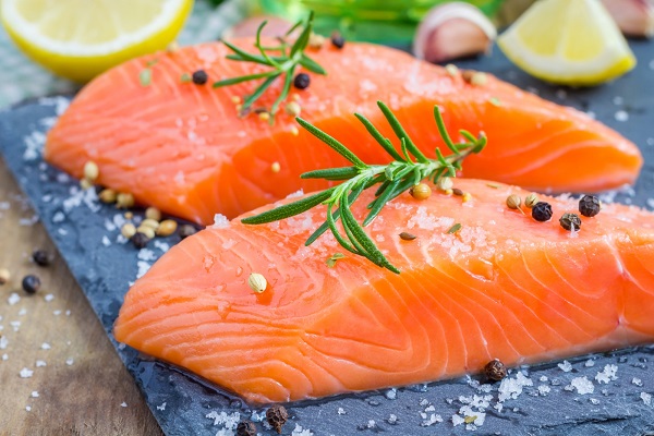 Ăn cá có béo không? Cá hồi thường được sử dụng trong nhiều thực đơn giảm cân