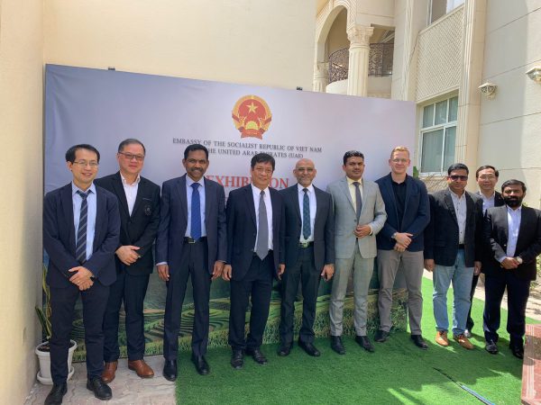Các đại biểu tham dự sự kiện Khai trương Phòng trưng bày các sản phẩm hàng hóa Việt Nam tại Đại sứ quán Việt Nam tại UAE