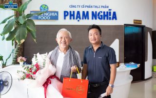 GS. Phan Văn Trường (trái) chụp ảnh lưu niệm cùng Tổng GĐ Phạm Trọng Nghĩa